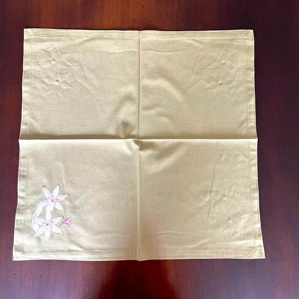 Crate & Barrel Green Cloth Napkins with Floral Embroidery